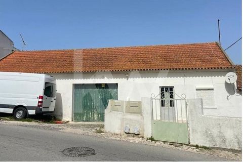 In Camarões, Almargem do Bispo, haben wir dieses Haus gefunden, das renoviert werden muss, mit 8 Zimmern, 30 Minuten von der Stadt Lissabon und 12 Minuten von Odivelas entfernt. Die Immobilie verfügt nicht über eine Wohnungslizenz, die vom Stadtrat v...