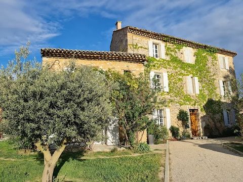 Sur la commune de Roussillon, très belle ancienne Magnanerie en pierre d'une surface totale habitable de 285 m2, comprenant, une bastide de 260m2 et une dépendance, entièrement rénovées avec de très beaux matériaux de qualité. Cette bastide de charme...