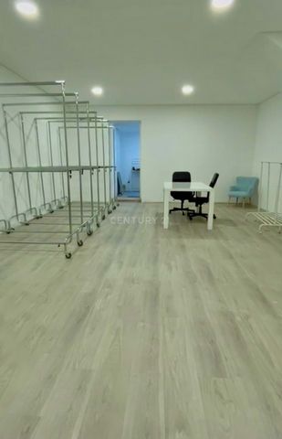 Come and discover this welcoming space with a commercial license, located on Rua do Freixo in Campanhã. With a gross private area of 72 m2, this store offers the ideal environment to establish your business. Main Features: Bathroom, essential conveni...