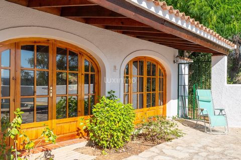 Welcome to this beautiful detached villa situated in the picturesque area of La Sella in La Xara - Dénia, a perfect home for those who appreciate privacy and tranquillity. This property offers a living area of 291m2, a total constructed area of 307m2...