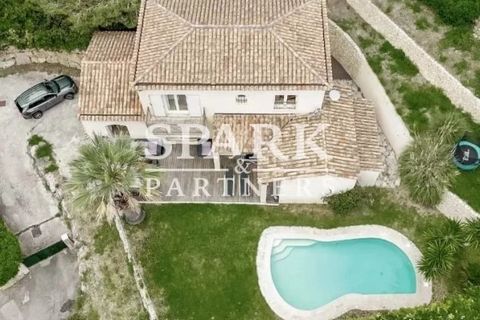 Idéalement située à Nice, dans un quartier résidentiel paisible et proche de toutes les commodités, cette élégante villa de 6 pièces vous séduira par son superbe jardin et sa piscine. Avec une surface d'environ 300 m2 répartie sur 2 niveaux, cette ré...