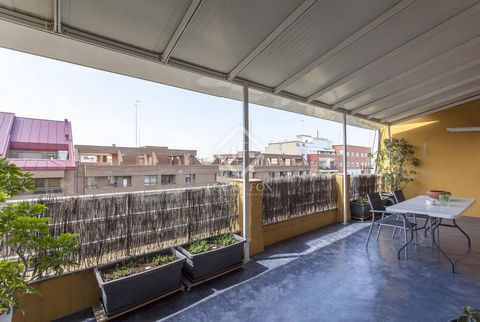This pleasant penthouse is located on the upper floor of a simple building in the Gran Vía neighbourhood of Valencia, with a large neighborhood community and concierge service. The property was completely renovated a few years ago: the electrical and...