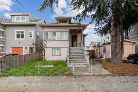 Unleash your inner designer at 5872 Beaudry Street! This charming 2-bedroom home offers a blank canvas for customization, nestled in the dynamic heart of Emeryville. Imagine transforming the cozy living space and spacious basement into your dream lay...