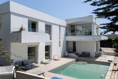 In a dominant position on the hills above Cannes, at the end of a quiet street, benefitting from a clear view of the Esterel mountains and maximum sunlight, This impressive modern Californian style house of approx. 257 m2 is in perfect condition. It ...