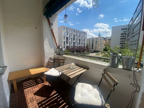 Spacious, bright 4-room flat in an old building with high ceilings, furnished to a high standard for subletting for one year in Schwabing-West. Large windows and loggia facing south plus parquet floors in all rooms. Dining and living room connected b...
