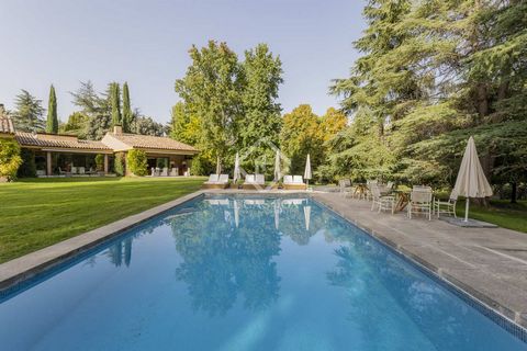 Lucas Fox La Moraleja rents this spectacular luxury villa of 1006 m² built on a large plot of 11,395 m² with swimming pools, solarium and an incredible park in one of the best areas of La Moraleja. This exclusive villa designed practically on one flo...