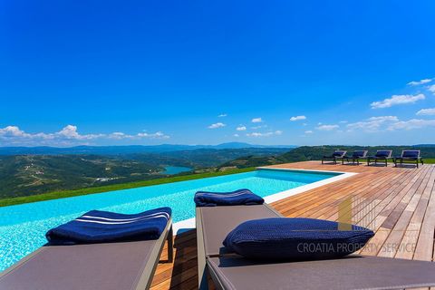 Una hermosa villa en una ubicación excepcionalmente tranquila cerca de la encantadora ciudad de Istria de Motovun en el centro de Istria. Situado en una colina, ofrece unas vistas espectaculares de la naturaleza que te dejan sin aliento. La superfici...