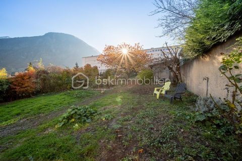 Investitionsmöglichkeit in Saint Jean de Maurienne in Savoyen. Diese 110m2 große Wohnung bietet aussergewöhnliches Potenzial für anspruchsvolle Investoren. In der Nähe des Stadtzentrums, in der Nähe aller Annehmlichkeiten (Geschäfte, Schulen, Transpo...