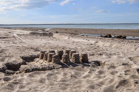 Incantevole cottage di Fjellerup Strand. La casa è disposta su 2 livelli con cucina e soggiorno oltre a bagno e camera da letto al piano terra, e al 1° piano ci sono due camere da letto. I terreni adiacenti invitano a giocare e giochi con la palla. C...