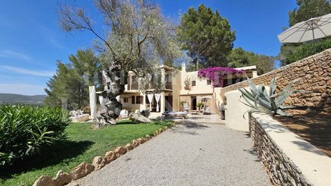 Deze prachtige landelijke villa met een aantrekkelijke stijl die doet denken aan huizen op Ibiza, is gelegen op een zeer rustige locatie, midden in de natuur en met uitzicht op het platteland en zelfs tot aan de zee vanaf het dakterras. Het ruime per...