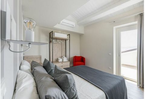 Elegante villa met overloopzwembad en airconditioning, gelegen op het platteland van Monterubbiano, op slechts een paar kilometer van de kust van Marche. Het is geschikt voor maximaal 16 personen, heeft 8 slaapkamers en 9 badkamers.