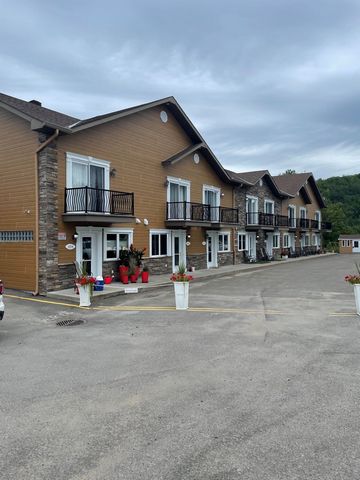 Ce condo est situé sur le club de Golf de Montpellier. Il est au bord du lac Simon (Barrière). Il vous offre la possibilité de profiter de la plage de sable, de la piscine creusée et des services du club de golf. Il comprend deux chambres à coucher, ...