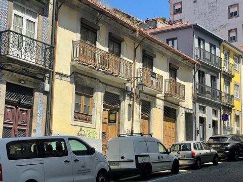 Historic building with wide facade to Rua das Taipas. The building is endowed with a sunny courtyard that confines with the Fernandina Wall, where you can access and enjoy an excellent panoramic. Rua das Taipas is part of the area of the Historic Cen...