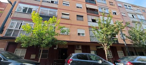 OPORTUNIDAD INVERSIONISTA PISO EN RIPOLLET Inmueble sin posesión. No se pueden realizar visitas ni financiar la compra de este inmueble. Piso de 69m2 distribuido de recibidor, 4 habitaciones, comedor, baño, lavadero y terraza. Ubicada en Rambla Sant ...