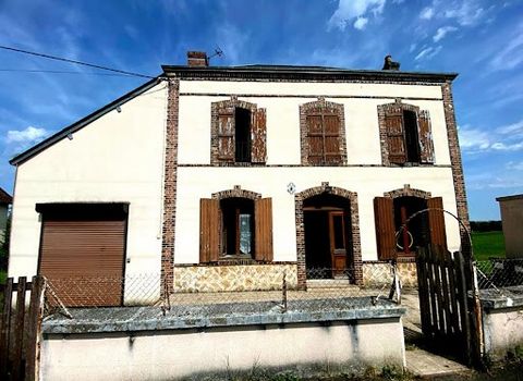 Nadège Fontaine vous propose cette grande maison ancienne à seulement 10 mn à pied des commerces et services du village. Erigée sur un terrain de 1288 m2 elle est en bon état et offre la possibilité d'une 4ème chambre grâce à un grenier aménageable d...