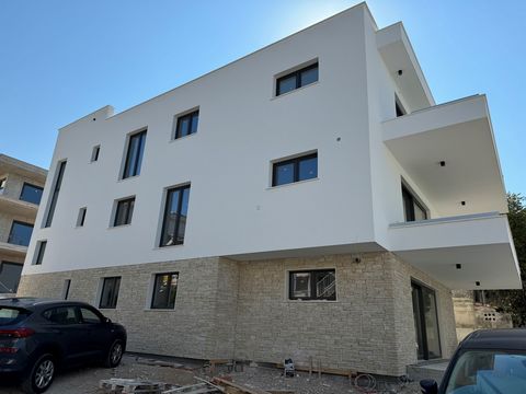 Appartement te koop op de begane grond in het centrum van Vodice in een luxe woongebouw van slechts 3 appartementen dicht bij school, kleuterschool, bioscoop, openbaar vervoer,... Het appartement beschikt over: - woonkamer, eetkamer en keuken - 2 bad...