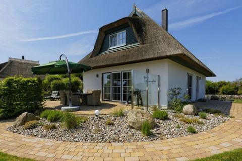 La maison de vacances « Villa Sorgenfrei » est une maison au toit de chaume située à Zinnowitz. En plus des 3 chambres + 2 salles de bains, elle offre à ses hôtes une cheminée carrelée, un sauna, un bain à remous XXL, un pavillon aménagé avec jardin.