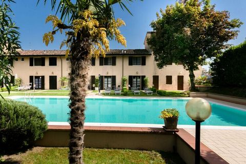 Vacances au bord du lac de Garde, dans une maison de vacances particulière avec grande piscine et jardin privé, à seulement 600 m du lac.