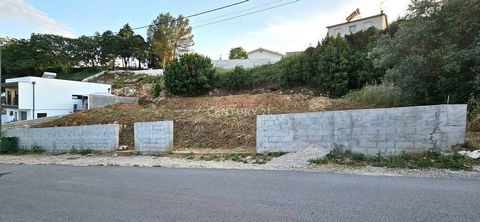 In Porto de Mós, in diesem wunderschönen Dorf, zwischen den Serras de Aire und Candeeiros und Nazaré, finden Sie den Ort, an dem Sie Ihr NEUES HAUS bauen werden. Grundstück mit 880m2, Implantationsfläche 24 m², Bruttobaufläche 275 m² und abhängige Br...