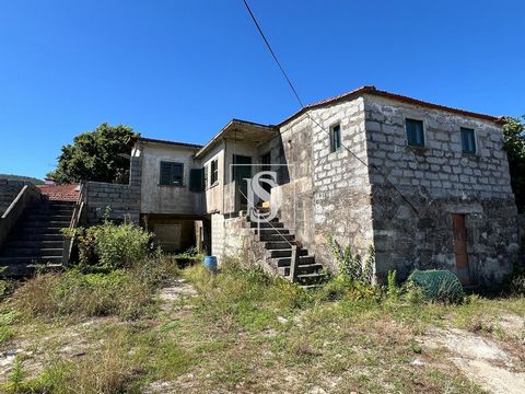 Detached House for Restoration - Unique Opportunity! Charming villa for restoration with 387 m² of total area. It has large rooms, a 50 m² terrace, stunning views and a privileged location 10 minutes from the center of Famalicão Close to essential se...