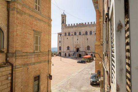 OBJEKTBESCHREIBUNG: Eingebettet in einen historischen und eindrucksvollen Kontext zeichnet sich diese Immobilie durch ihre einzigartige Lage mit exklusivem Blick auf die Piazza Grande aus, einen der wenigen hängenden Plätze Italiens und den größten i...