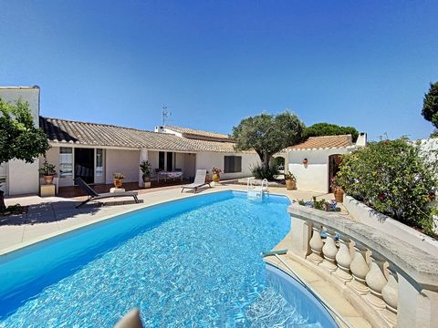 Im Herzen der Camargue, in Saintes-Maries-de-la-Mer, bietet dieses Camargue-Bauernhaus auf 3500 m2 ein Haupthaus von ca. 235 m2. Ein großes, helles Wohnzimmer mit Blick auf das ruhige Wasser, eine Essküche mit Speisekammer und drei Schlafzimmer (davo...