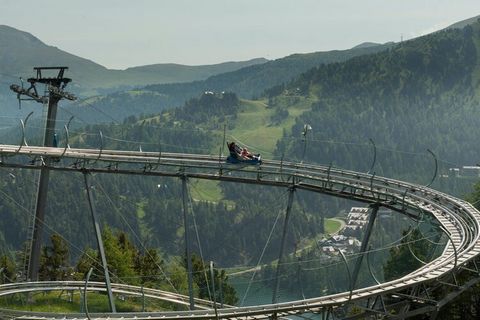 Welkom in dit uitgestrekte massief houten chalet van 130 m², ideaal voor grote groepen of familiefeesten. Dit charmante toevluchtsoord biedt plaats aan maximaal 16 gasten en combineert traditionele alpine elegantie met moderne voorzieningen. Stap het...