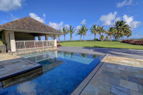 Magnifique Villa Vue Mer de 5 chambres sur le Golf Ernie Els, Anahita Resort. Cette villa de luxe est blottie au cœur du parcours de golf de renommée internationale d’Anahita, sur la jolie côte Est de l'Île Maurice . Idéalement située, cette villa de...