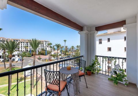 Ontdek uw droomhuis in het hart van Puerto de la Duquesa, een idyllische locatie op slechts een steenworp afstand van de levendige jachthaven. Dit prachtige hoekappartement aan de buitenkant biedt een panoramisch uitzicht op de zee en de jachthaven, ...