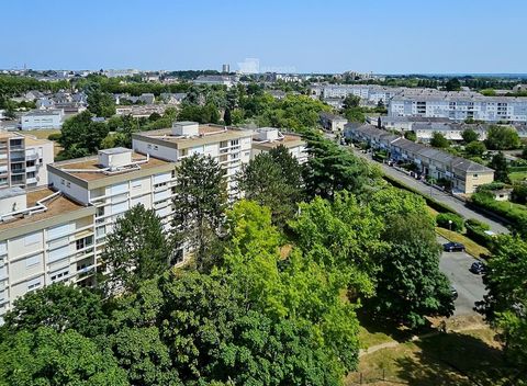 Dans un immeuble situé dans un parc, appartement T5 de 100m2 proche tram comprenant une entrée avec des placards, séjour, salon-TV, cuisine aménagée, 3 chambres et 2 salles d'eau, un WC séparé et rangements. Une cave et un garage complètent ce bien. ...