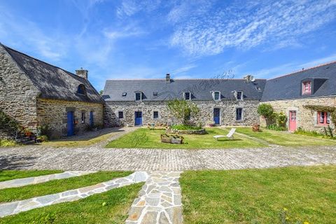 Cet ensemble de maisons se découvre au bout d'une allée, au calme, dans un environnement verdoyant, lumineux. La mer se dessine en toile de fond pour vous rappeler qu'elle est toute proche. Autour d'une grande maison principale, construites en pierre...