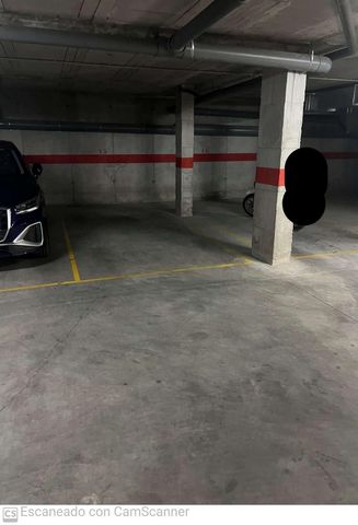 Grande garage chiuso a Los Nidos, Torremolinos con ampia capacità per auto e moto dietro, a circa 23 metri, a soli 100 metri dalla spiaggia e in una comunità recintata. Meglio venire a vederlo e comprarlo!!. Comunità 15€ e Ibi circa 40€