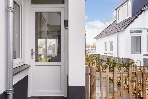 Direct aan het Sneekermeer tref je dit moderne en eigentijdse appartement. De accommodatie bevindt zich in een natuurgebied, een ideale vakantieplek voor rustzoekers en natuurliefhebbers. Maar ook voor meer activiteit ben je hier aan het juiste adres...