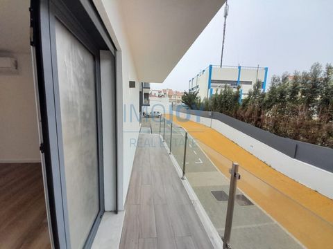 Appartamento con 2 camere da letto al 1 ° piano con una superficie di 82m2 con balcone. Ottima posizione. Composto da sala con 5,15, soggiorno e cucina in spazio opem completamente attrezzato con 27m2 con accesso al balcone con 10m2, 1 suite con 16m2...