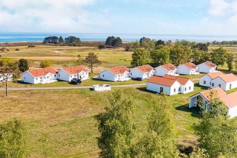 Neu renovierte Ferienhäuser mit allen Annehmlichkeiten und einer einzigartigen Lage mit einem fantastischen, gut gepflegten 18-Loch-Golfplatz als Nachbarn - und nur wenige hundert Meter vom Kattegat und einem hervorragenden Strand entfernt. Golf spie...