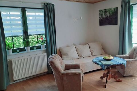 Das Ferienhaus hat ein Wohnbereich sowie ein separates Schlafzimmer. Für weitere Gäste ist noch im Dachgeschoss Platz zum schlafen. Im kleinen aber voll ausgestatteten Duschbad bleiben keine Wünsche offen für einen entspannten Urlaub.