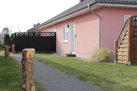 Confortevole casa bifamiliare per vacanze a Fischland-Darß-Zingst! Che si tratti di una terrazza o di una sauna, per due persone non rimane nulla a desiderare.