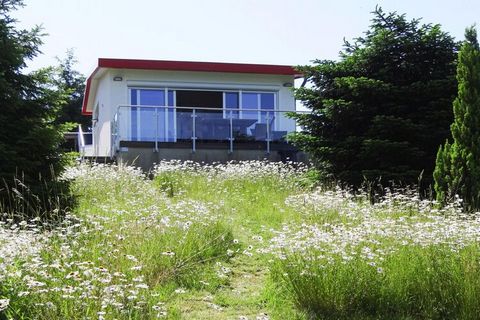 Op een groot landgoed aan het meer met een klein natuurlijk strand en een eigen zwemsteiger nodigt dit moderne en nieuw gebouwde vakantiehuis u uit voor een bijzonder heerlijke vakantie. Je vindt het in een klein vakantiehuisgebied aan de rand van Fü...