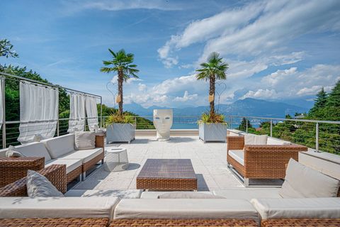 The Villa that we present to you is a dream place that will make you feel as if you were in an earthly paradise. This spectacular villa is located in a privileged position with a breathtaking view of Lake Garda. The house is surrounded by a large, lu...