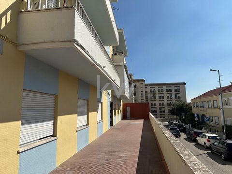 3 bedroom apartment, 2nd floor, Center of Almada, With lots of natural light and balcony. And a fantastic view over the river and the city.The apartment is rented, with an open-ended contract and a current rent of 183.08 months.The sale price of the ...