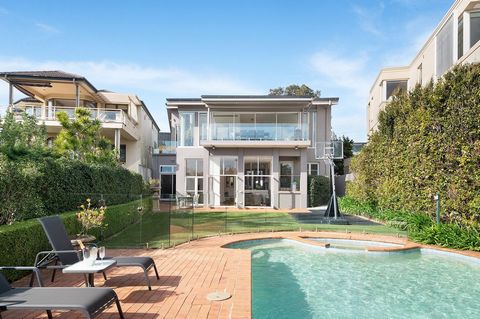 Situata in una prestigiosa tasca di Vaucluse, questa casa moderna è stata tenuta dalla stessa famiglia per oltre un decennio offrendo un lusso senza pari e una vista mozzafiato sia sull'iconico Sydney Harbour Bridge che sul porto scintillante. Situat...