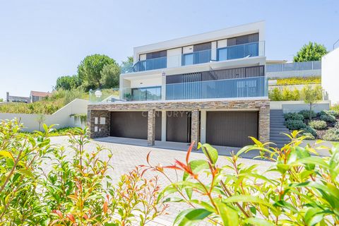 Découvrez l'exclusivité et le confort de cette villa de luxe, entièrement meublée et décorée, située dans la charmante et convoitée ville d'Estoril, connue pour ses belles plages, ses terrains de golf et son style de vie raffiné. Cette villa est le c...