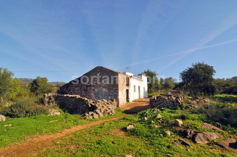 Vacker fastighet i hjärtat av Barrocal Algarve. I en omfattande och solig dal som betjänas av platt och bördig mark har den totalt cirka 3 hektar. De befintliga byggnaderna har en total yta på 400 m² och består av ett hus, en cistern och flera uthus....