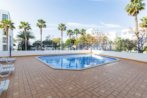 Découvrez en bord de mer dans ce magnifique appartement de deux chambres à Quarteira. Avec un emplacement privilégié à seulement 30 mètres de la magnifique plage de Quarteira et entouré d´espaces verts, c´est l´endroit idéal pour vivre des moments in...