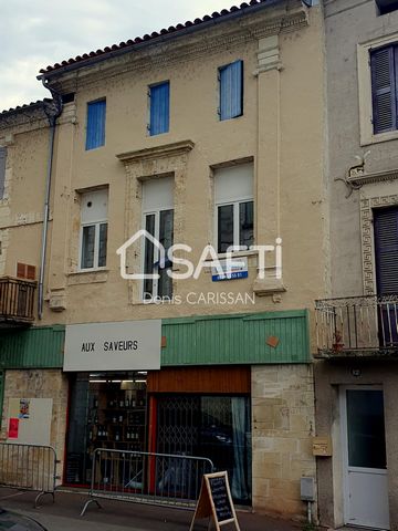 Situé au coeur de la ville, venez découvrir ce bel appartement de 57 M² fraichement rénové, situé au 1er étage d'un petit immeuble ancien. Il se compose d'une pièce principale très lumineuse de 41M², d'une entrée donnant sur la salle d'eau d'une part...