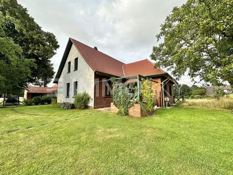 Ihr Traumhaus in Raddestorf Kernsanierte Eleganz trifft auf zeitlose Architektur! Willkommen in Ihrem neuen Zuhause! Dieses beeindruckende Einfamilienhaus aus dem Jahr 1928 wurde im Jahr 2017 mit viel Liebe zum Detail komplett kernsaniert und erstrah...