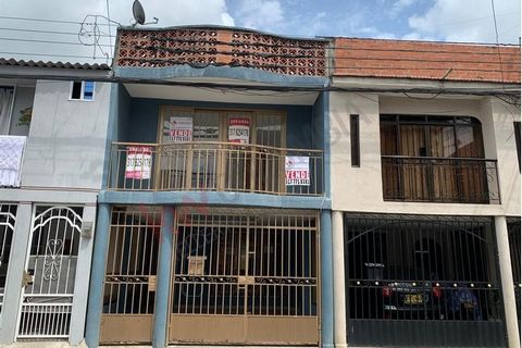 For sale Casa Poblado Campestre (Candelaria) consists of: First floor with internal garage, living room, bathroom, semi integral kitchen, office area, second floor with three bedrooms, a bathroom, balcony, third floor, bedroom and terrace. The house ...