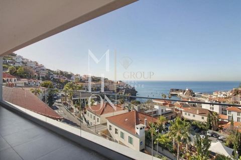 Fantastico appartamento con 3 camere da letto situato all'ultimo piano del BAY VIEW Building, un nuovo edificio proprio nel centro della città di Càmara de Lobos che offre una vista unica sulla baia, sulla città e sul mare. Di dimensioni generose e c...