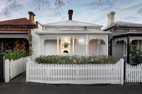 In einer erstklassigen Gegend in Prahran an einer attraktiven, von Bäumen gesäumten Straße, nur wenige Minuten von den Victoria-Gärten entfernt, definieren wunderschön renovierte Innenräume dieses freistehende Haus aus der viktorianischen Ära, das ei...