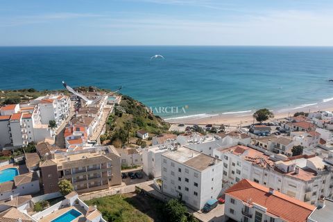 Situato nel cuore del pittoresco villaggio di Burgau, in una zona tranquilla e a pochi minuti a piedi dalla spiaggia e dai ristoranti locali, questo appartamento con 2 camere da letto, costruito nel 1984, rappresenta un'eccellente opportunità sia per...